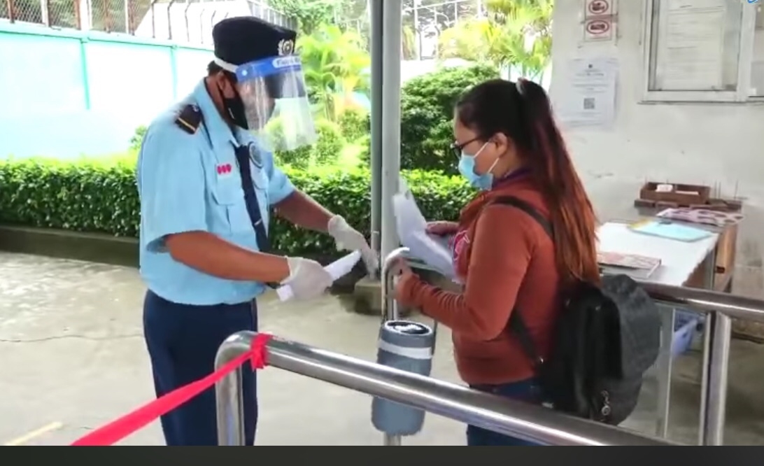Công nhân vui mừng trước thông tin bỏ giấy đi đường khi đi làm tại nhà máy Công nhân vui mừng trước thông tin bỏ giấy đi đường khi đi làm tại nhà máy