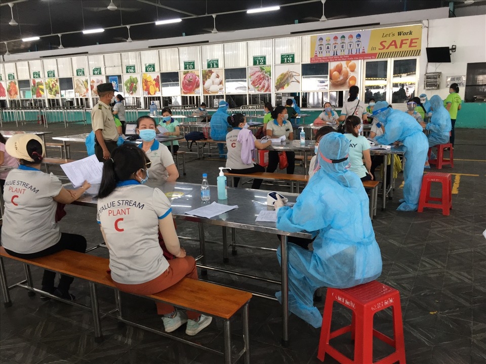 Công nhân vui mừng trước thông tin bỏ giấy đi đường khi đi làm tại nhà máy Công nhân vui mừng trước thông tin bỏ giấy đi đường khi đi làm tại nhà máy