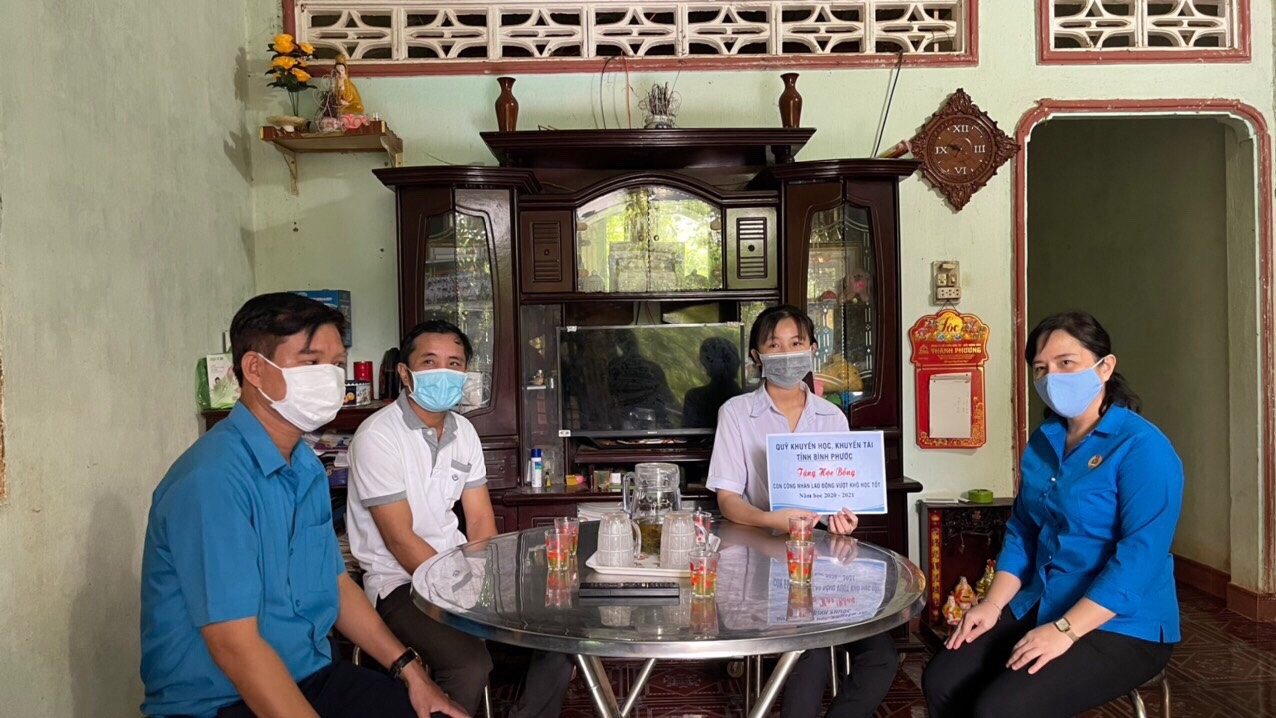 Hạnh phúc của người lao động khi con thi đỗ đại học Hạnh phúc của người lao động khi con thi đỗ đại học
