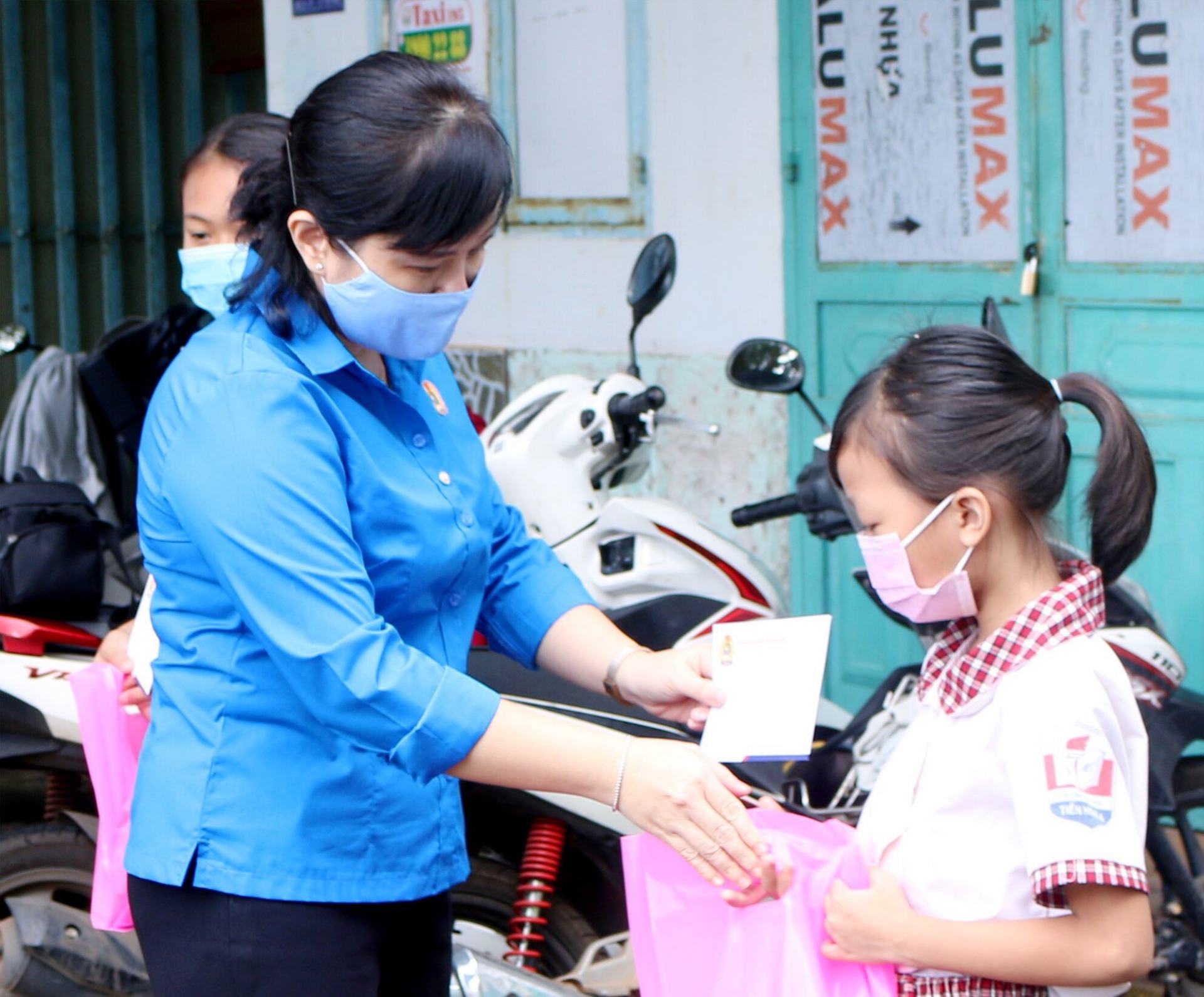 Hạnh phúc của người lao động khi con thi đỗ đại học Hạnh phúc của người lao động khi con thi đỗ đại học