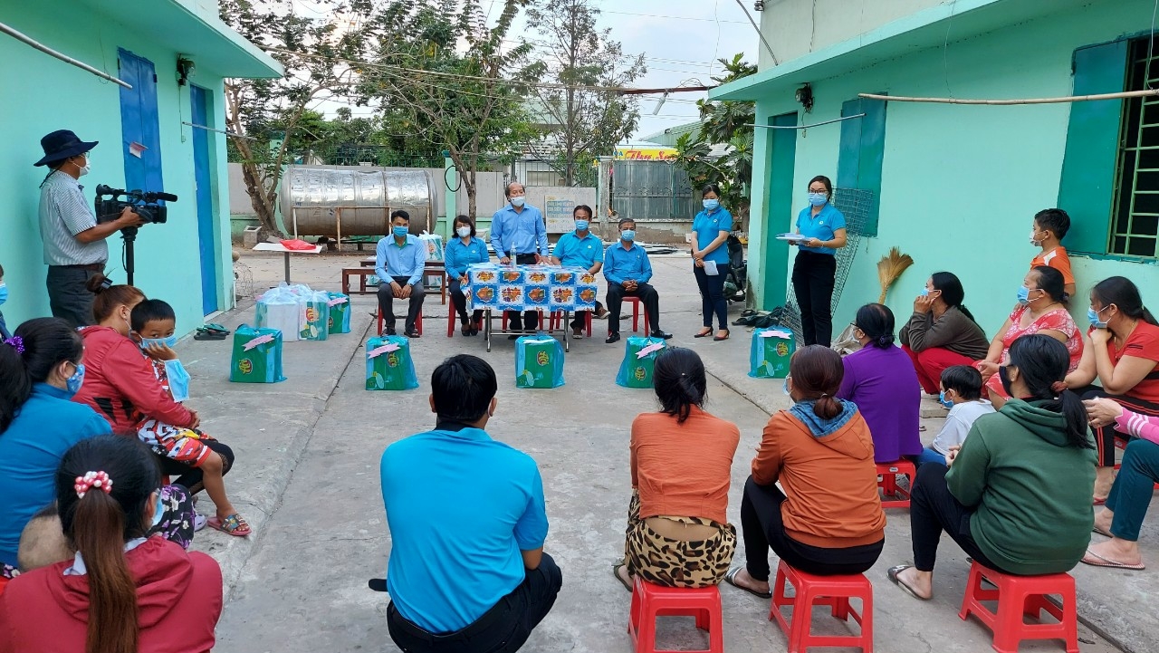 Công đoàn Long An đẩy mạnh tuyên truyền, tư vấn pháp luật cho người lao động Công đoàn Long An đẩy mạnh tuyên truyền, tư vấn pháp luật cho người lao động