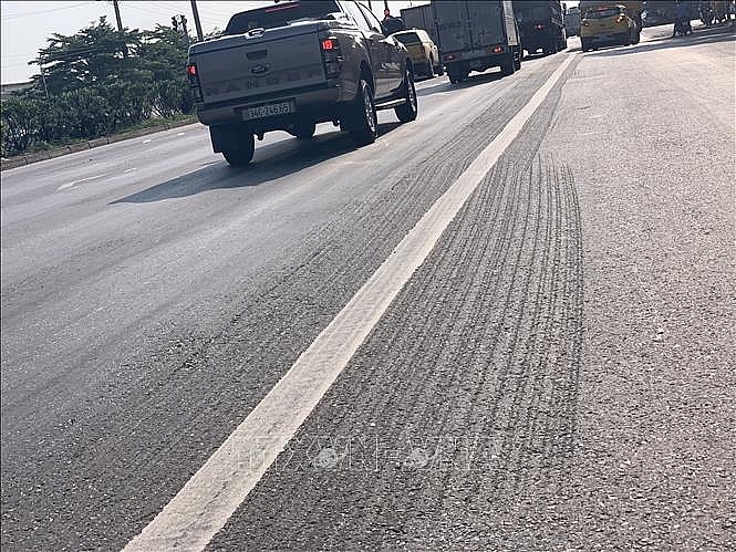 Hải Dương, 'sống trâu' rình rập trên quốc lộ 5 đe dọa người đi đường hai duong song trau rinh rap tren quoc lo 5 de doa nguoi di duong
