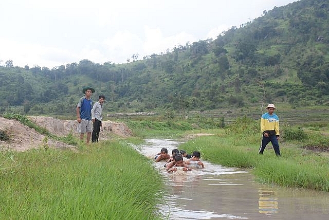 3 thanh niên ngăn suối mở lớp dạy bơi “dã chiến” cho trẻ em làng 3 thanh nien ngan suoi mo lop day boi da chien cho tre em lang