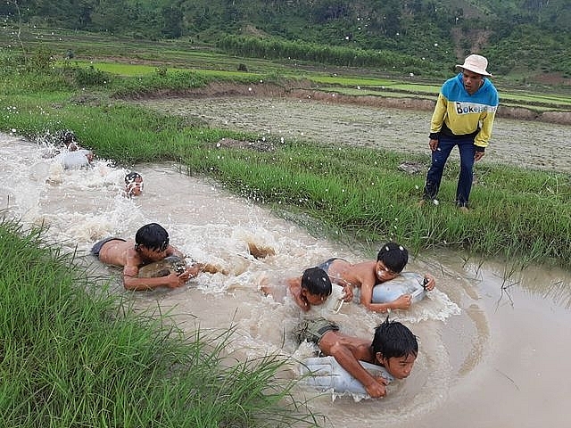 3 thanh niên ngăn suối mở lớp dạy bơi “dã chiến” cho trẻ em làng 3 thanh nien ngan suoi mo lop day boi da chien cho tre em lang