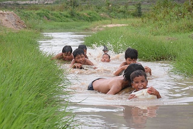 3 thanh niên ngăn suối mở lớp dạy bơi “dã chiến” cho trẻ em làng 3 thanh nien ngan suoi mo lop day boi da chien cho tre em lang