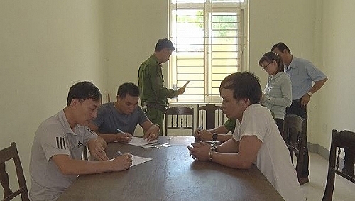 lai xe ngao da xo do xe cong vu lao o to vao canh sat