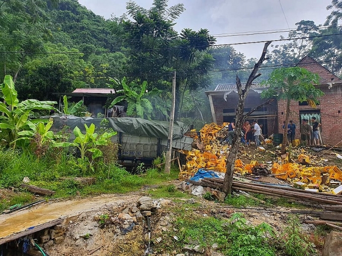 xe cho bia lao vao nha dan tai xe va phu xe tu vong
