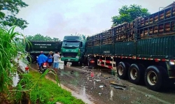 Hai xe đầu kéo đối đầu, người dân phá cửa xe cứu lái xe mắc kẹt trong ca bin