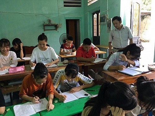 Nước mắt của người giáo viên 19 năm công tác bỗng chốc nhận thông báo chấm dứt hợp đồng nuoc mat cua nguoi giao vien 19 nam cong tac bong choc nhan thong bao cham dut hop dong
