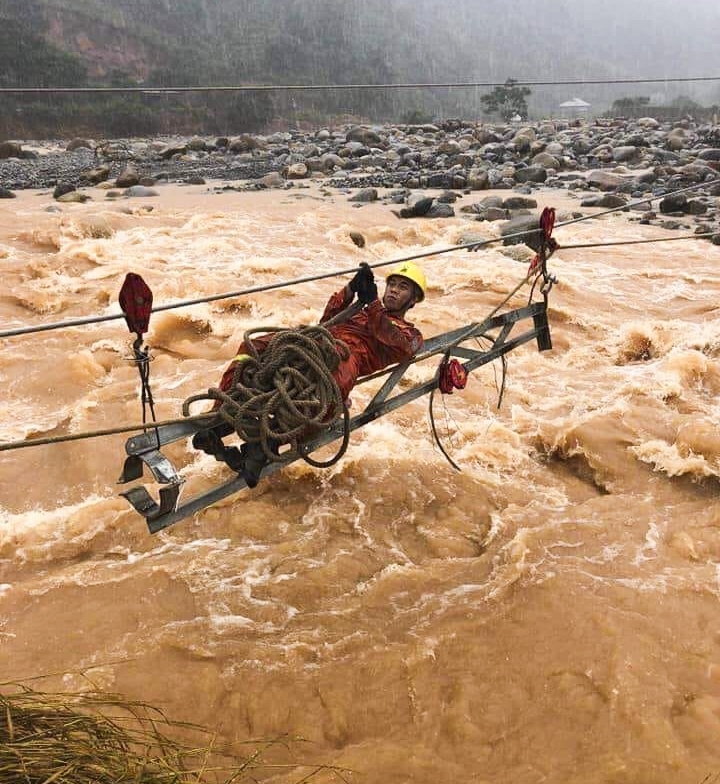 thợ điện, khắc phục sự cố điện, mưa lũ, công ty điện Yên Bái