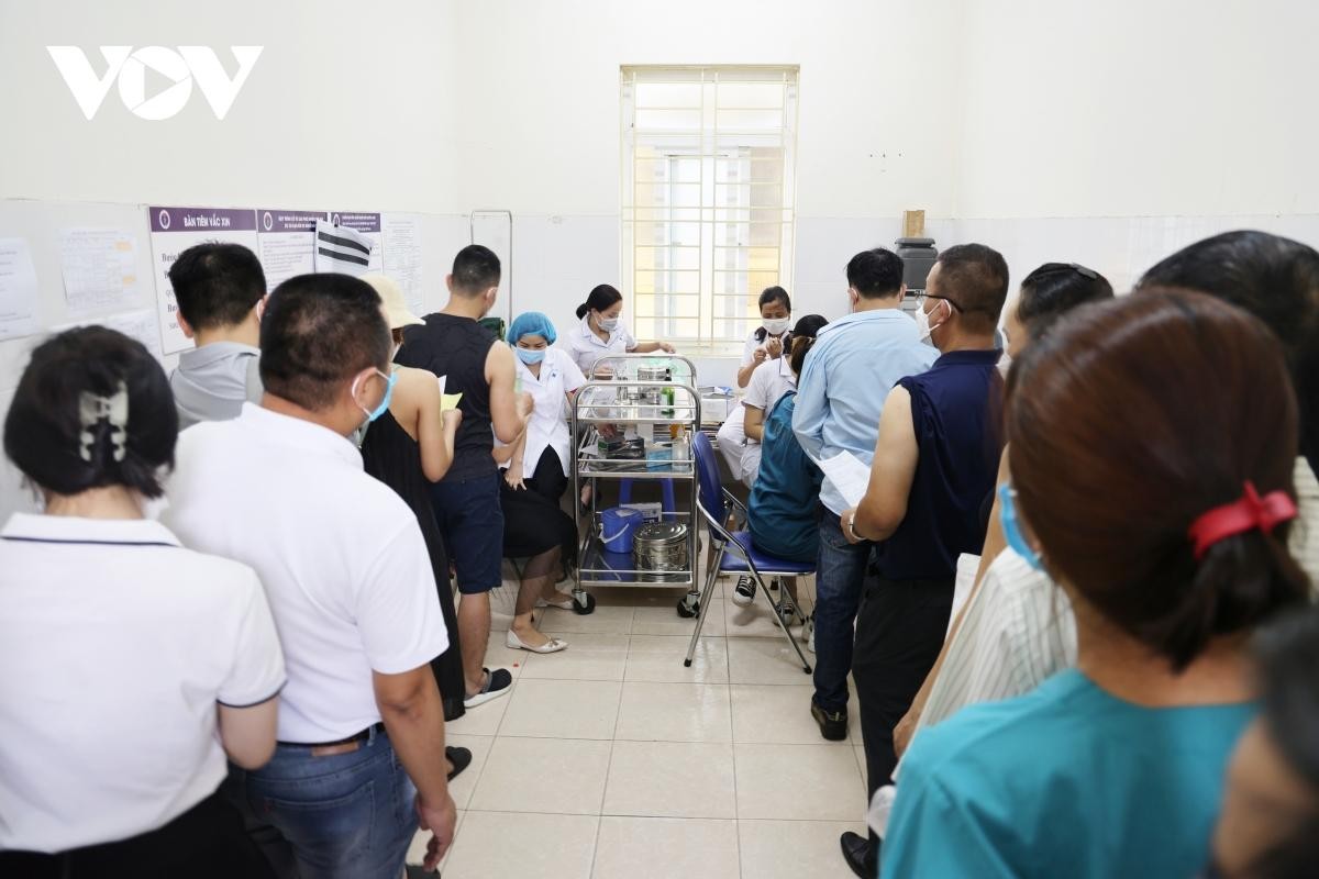 Bao giờ nhân viên y tế hết “tâm tư”? Trạm y tế phường tổ chức tiêm vaccine mũi 4 cho người dân trên địa bàn.