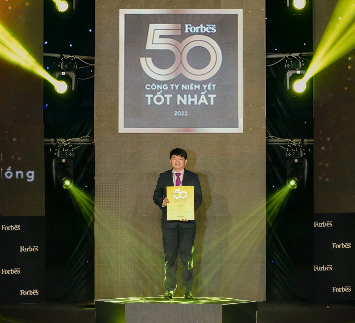 BIDV tiếp tục vào Top 50 công ty niêm yết tốt nhất Việt Nam Ông Lê Trung Thành, Phó Tổng giám đốc BIDV nhận chứng nhận vinh danh 50 công ty niêm yết tốt nhất do Forbes Việt Nam bình chọn