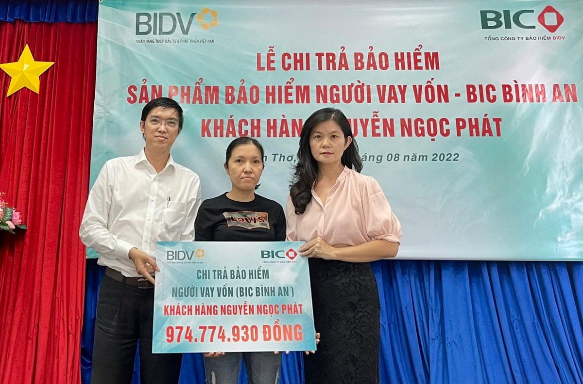 BIC chi trả gần 1 tỷ đồng tiền bảo hiểm cho khách hàng vay vốn tại Cần Thơ BIC trao tiền bảo hiểm cho đại diện gia đình khách hàng