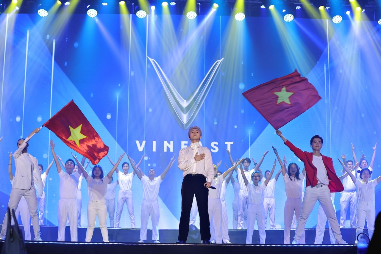 Cộng đồng VinFast TP.HCM phấn khích trong lần đầu chiêm ngưỡng VF 9 Cộng đồng VinFast TP.HCM phấn khích trong lần đầu chiêm ngưỡng VF 9