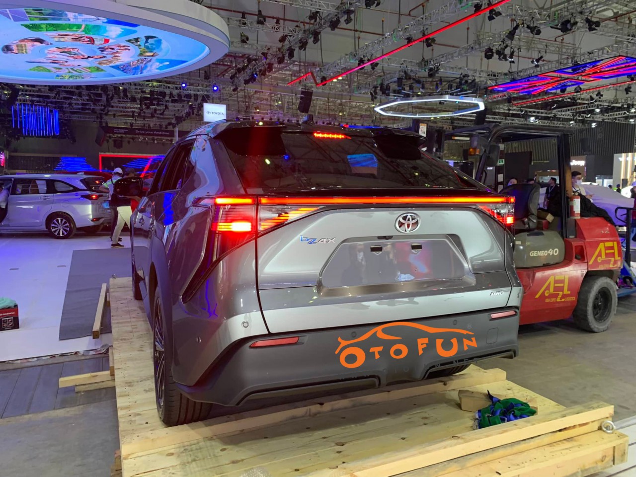 Mẫu xe điện Toyota bZ4X lộ diện trước thềm Triển lãm ô tô Việt Nam 2022 Mẫu xe điện Toyota bZ4X lộ diện trước thềm Triển lãm ô tô Việt Nam 2022