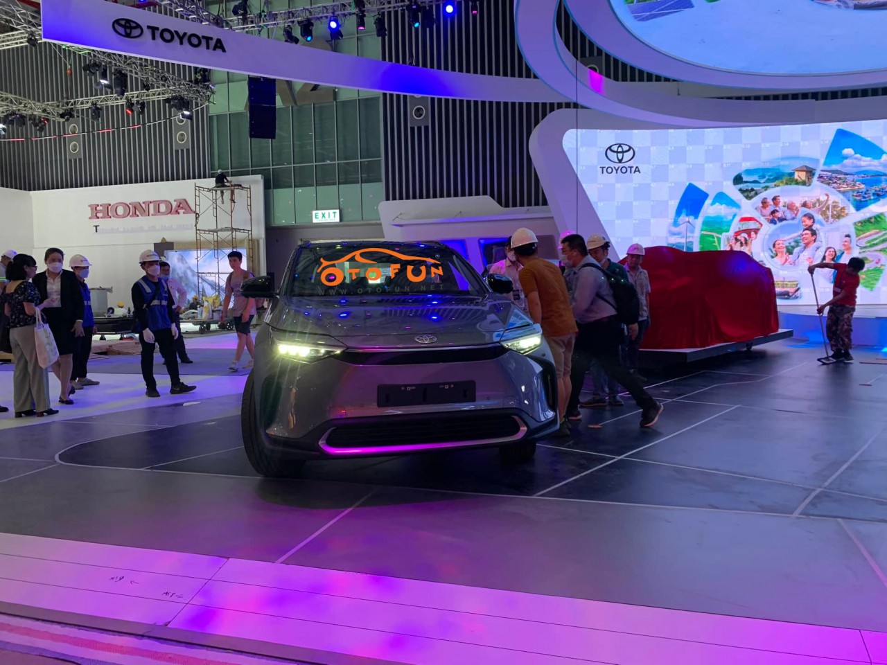 Mẫu xe điện Toyota bZ4X lộ diện trước thềm Triển lãm ô tô Việt Nam 2022 Mẫu xe điện Toyota bZ4X lộ diện trước thềm Triển lãm ô tô Việt Nam 2022