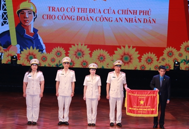 Biểu dương Chủ tịch Công đoàn tiêu biểu và đón nhận Cờ thi đua của Chính phủ bieu duong chu tich cong doan tieu bieu va don nhan co thi dua cua chinh phu