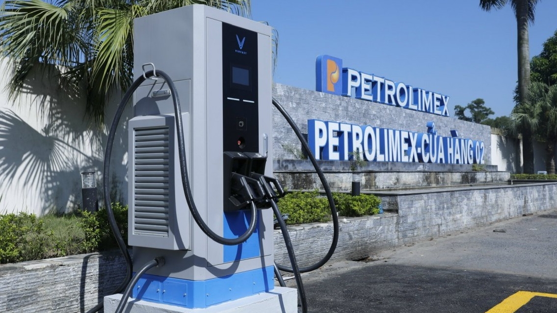 VinFast khai trương dịch vụ trạm sạc xe điện tại cây xăng Petrolimex trên toàn quốc