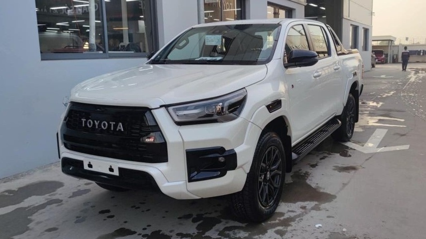 Toyota Hilux phiên bản GS Sport đầu tiên về Việt Nam có giá 1,1 tỷ đồng