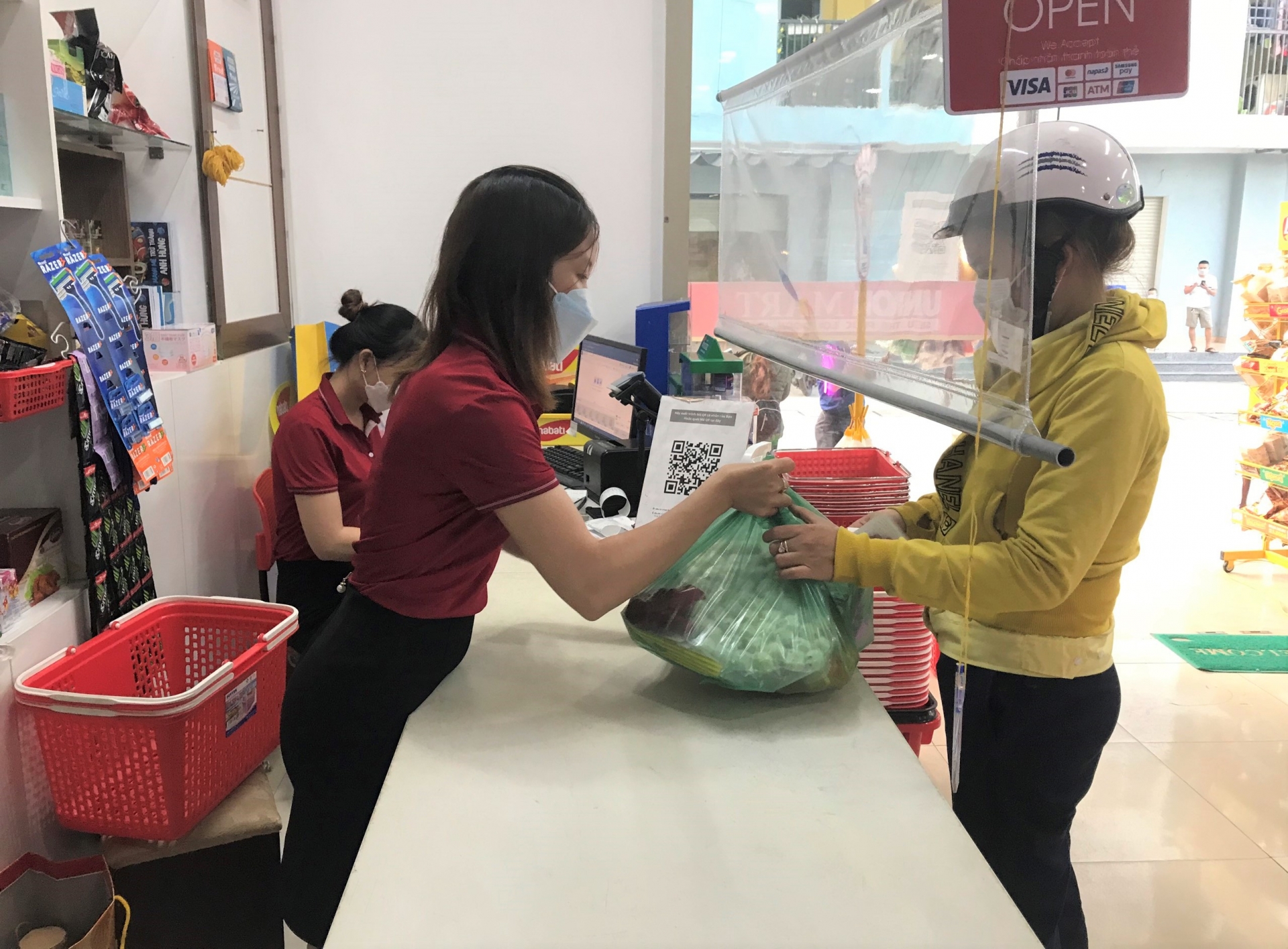 Trung bình mỗi ngày có từ 200 – 300 lượt mua sắm, còn những ngày vừa triển khai chương trình phiếu an sinh thì 400 – 500 lượt mua sắm (Ảnh: Phan Nguyên)