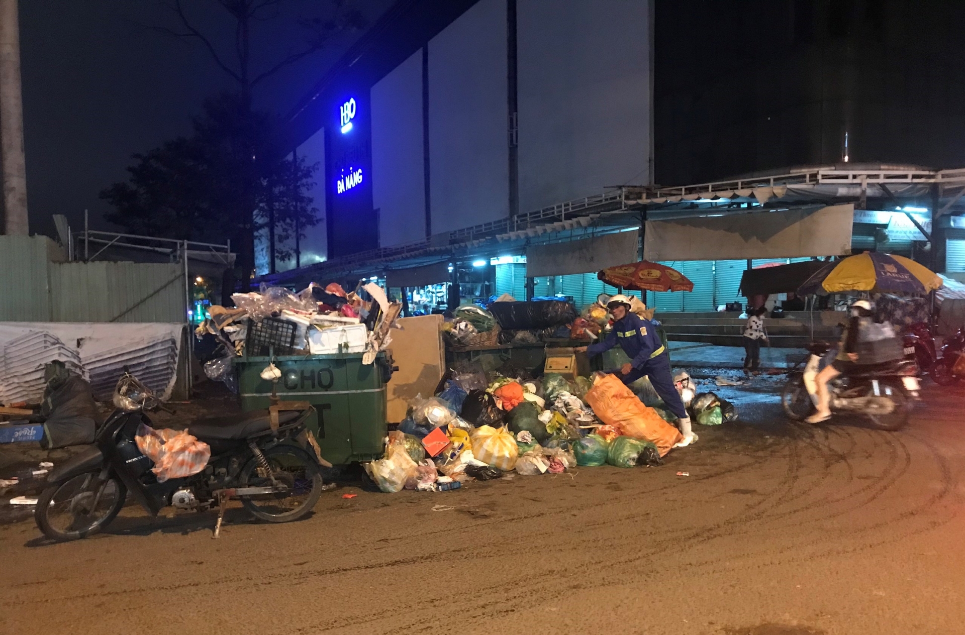 Sau 18h lượng rác bắt đầu bung ra ồ ạt khi người dân buôn bán xong (Ảnh: Phan Nguyên) Sau 18h lượng rác bắt đầu bung ra ồ ạt khi người dân buôn bán xong (Ảnh: Phan Nguyên)