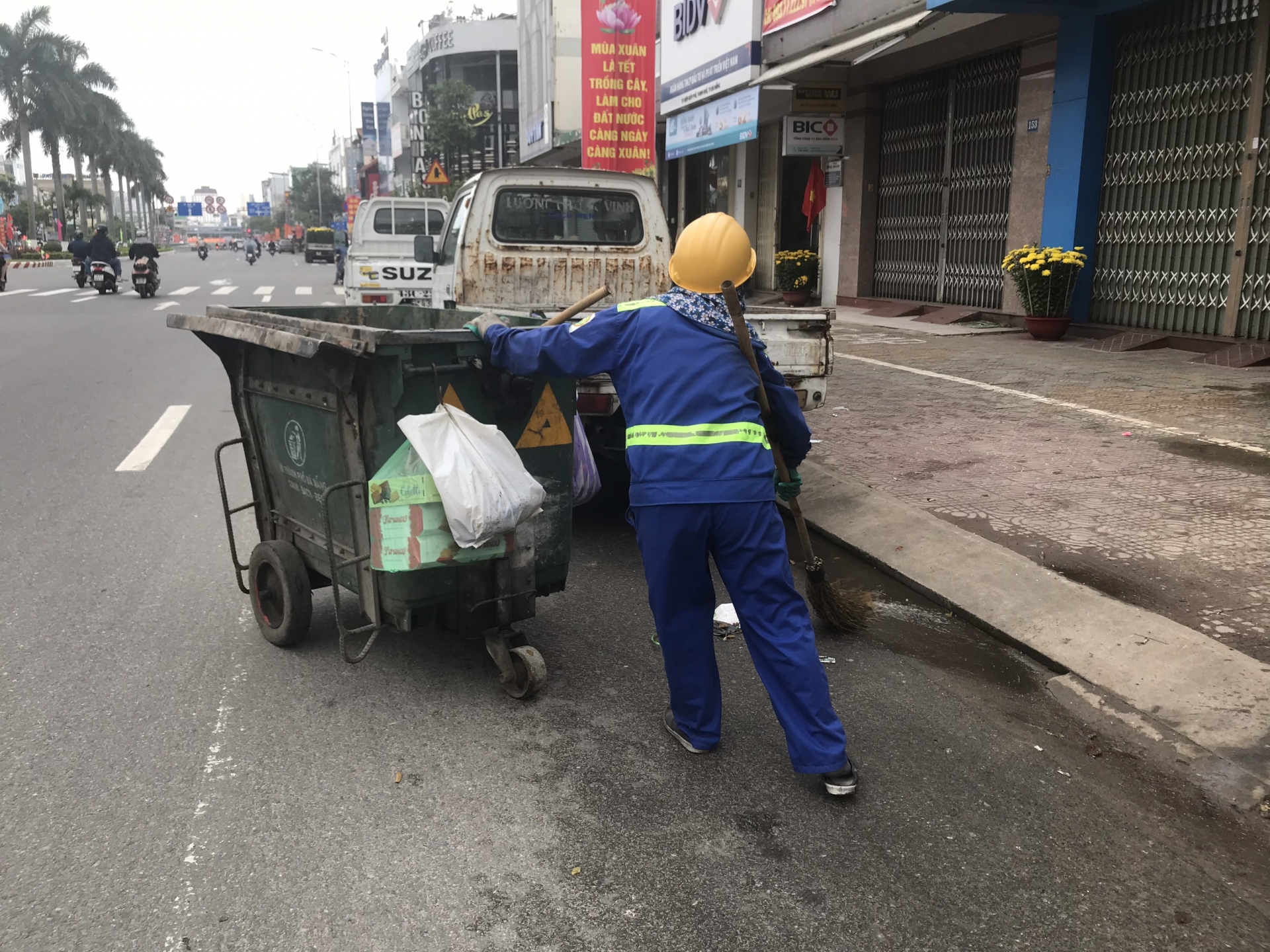 Tuyến phố sạch sẽ là hạnh phúc của công nhân môi trường (Ảnh: Phan Nguyên) Tuyến phố sạch sẽ là hạnh phúc của công nhân môi trường (Ảnh: Phan Nguyên)