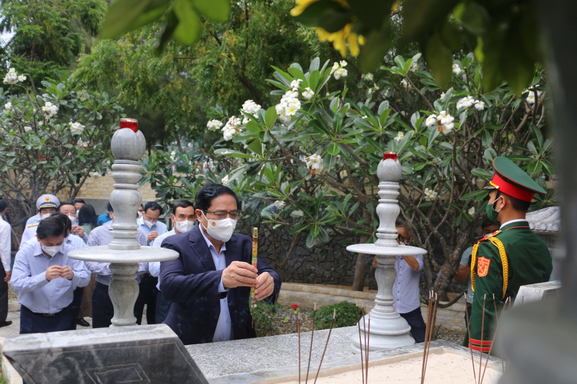 Thủ tướng Phạm Minh Chính dâng hương tại khu mộ gió của 64 chiến sĩ Gạc Ma. (Ảnh: Nhạn Vân)