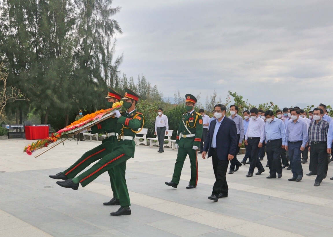 Thủ tướng Phạm Minh Chính cùng đoàn công tác của Chính phủ, lãnh đạo tỉnh Khánh Hòa dâng hương, hoa tại Khu tưởng niệm Chiến sĩ Gạc Ma. (Ảnh: Nhạn Vân)