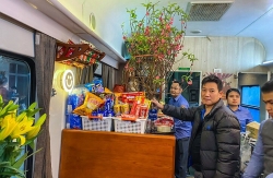 Công nhân Đường sắt trang hoàng toa xe mang Tết ấm áp đến cho hành khách
