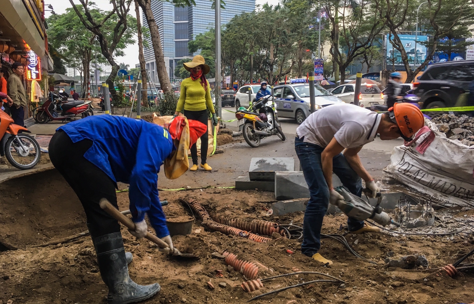 Vỉa hè tu sửa, vì đâu công nhân phải thi công thận trọng?