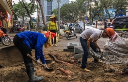 Vỉa hè tu sửa, vì đâu công nhân phải thi công thận trọng?