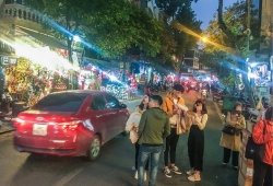 Giáng sinh, người đi bộ vô tư đứng giữa đường chụp ảnh lưu niệm