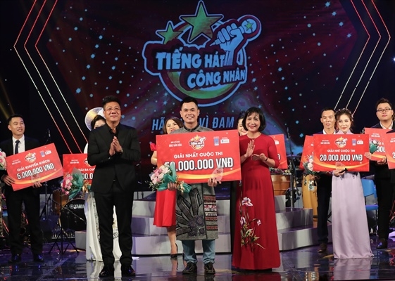 Quán quân Tiếng hát công nhân gọi tên Trần Ngọc Đỉnh Quán quân Tiếng hát công nhân gọi tên Trần Ngọc Đỉnh