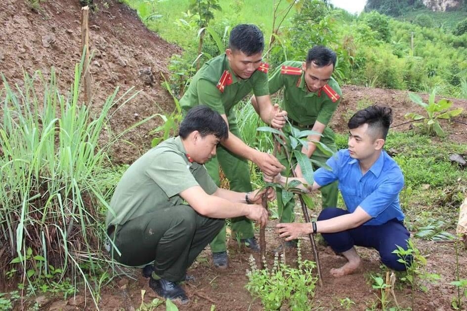 Quán quân Tiếng hát công nhân gọi tên Trần Ngọc Đỉnh Quán quân Tiếng hát công nhân gọi tên Trần Ngọc Đỉnh