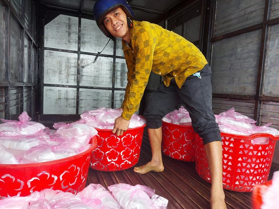 GIỮA TÂM LŨ MIỀN TRUNG: SÁNG NGỜI NHỮNG HÀNH ĐỘNG ĐẸP