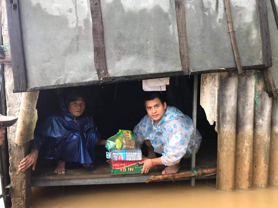 GIỮA TÂM LŨ MIỀN TRUNG: SÁNG NGỜI NHỮNG HÀNH ĐỘNG ĐẸP