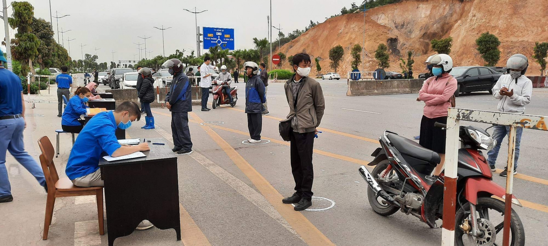 hai phong va quang ninh hang loat nguoi va phuong tien di den roi lai di ve