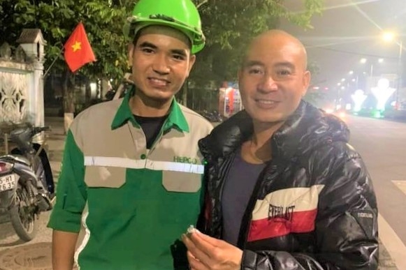 Công nhân môi trường nhặt được nhẫn kim cương, tìm cách trả lại cho người mất