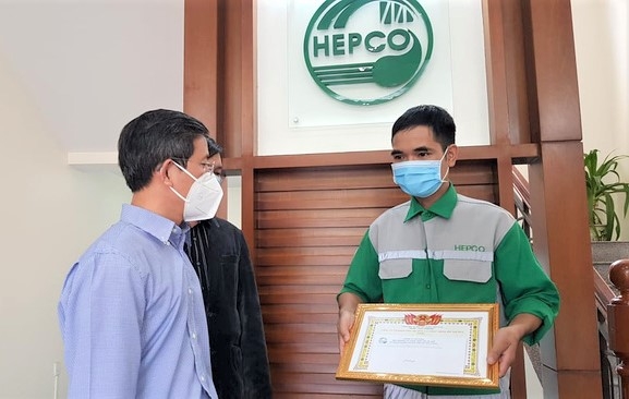 Công nhân môi trường nhặt được nhẫn kim cương, tìm cách trả lại cho người mất