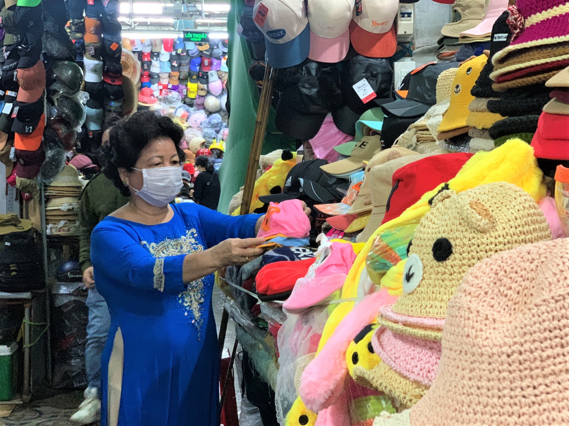 Hưởng ứng “Tuần lễ Áo dài” năm 2022: Tiểu thương chợ Đông Ba mặc áo dài để buôn bán
