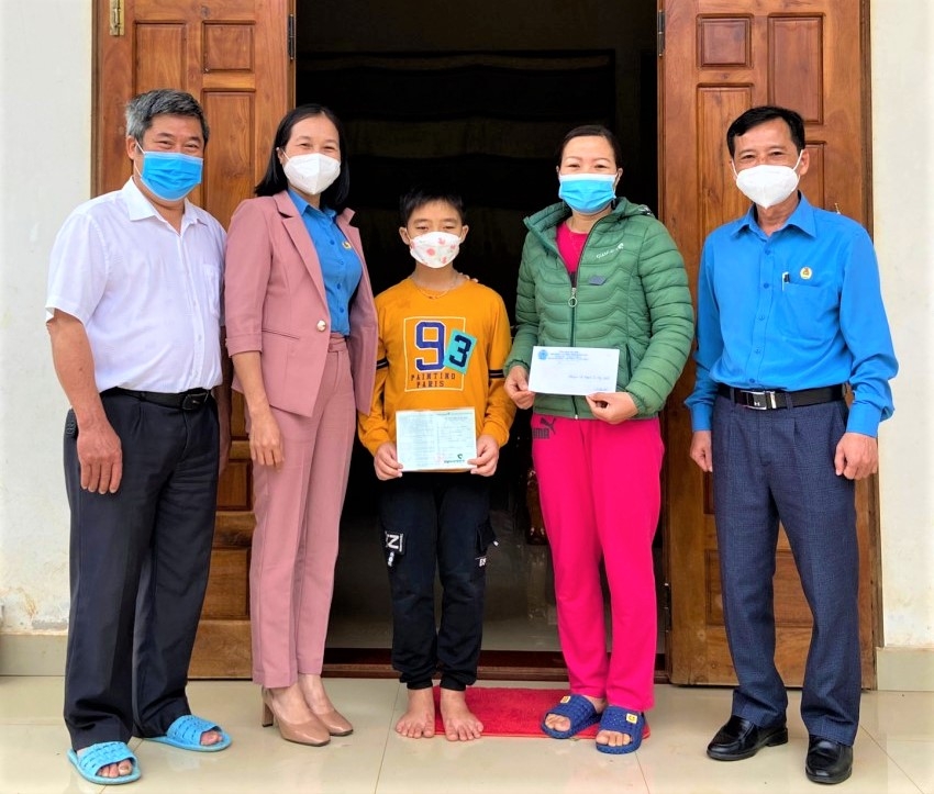 Quảng Trị: Trao “Sổ tiết kiệm Công đoàn Việt Nam” cho con đoàn viên mồ côi vì Covid-19 Quảng Trị: Trao “Sổ tiết kiệm Công đoàn Việt Nam” cho con đoàn viên mồ côi vì Covid-19