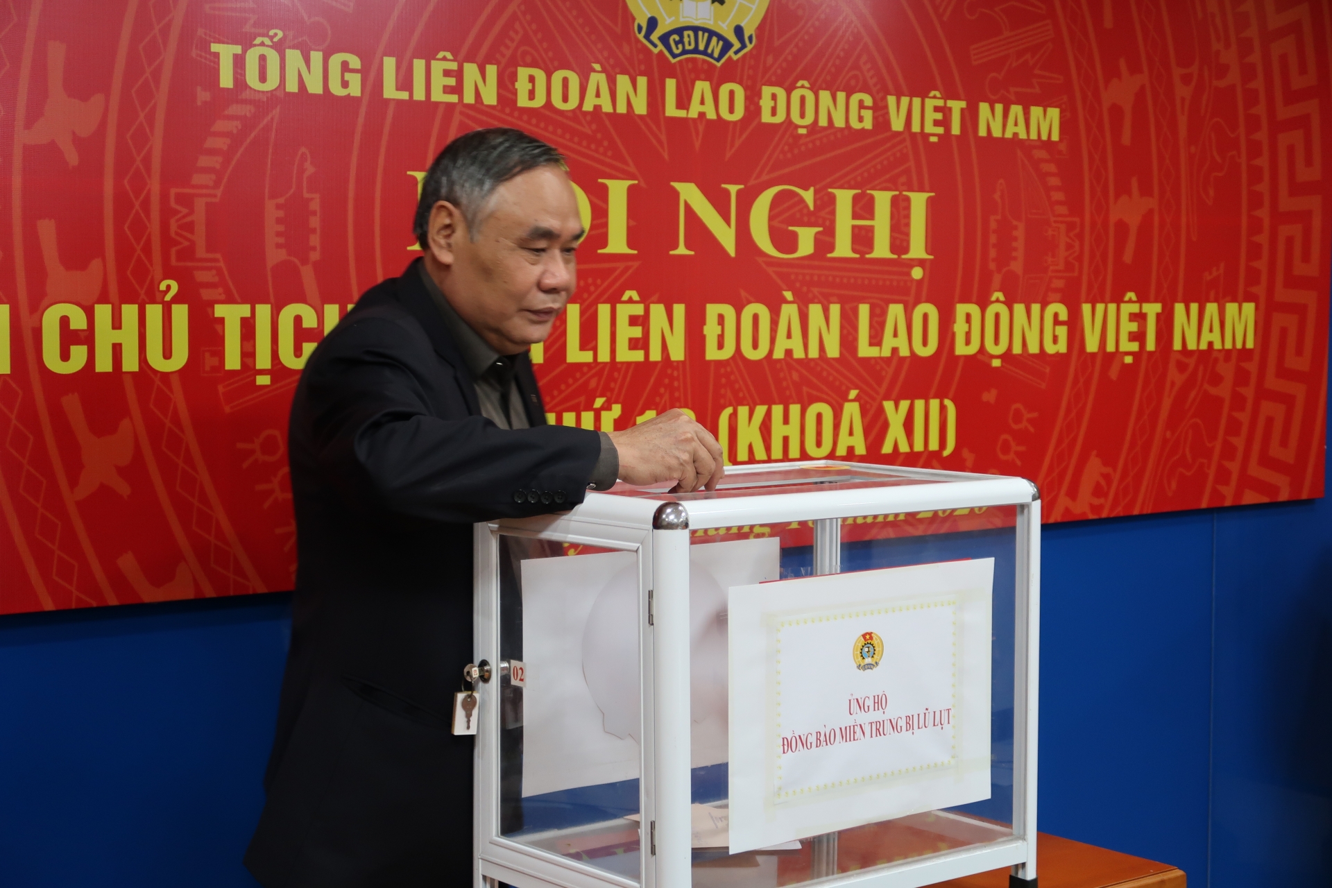 Đoàn Chủ tịch Tổng Liên đoàn Lao động Việt Nam phát động ủng hộ đồng bào miền Trung Đoàn Chủ tịch Tổng Liên đoàn Lao động Việt Nam phát động ủng hộ đồng bào miền Trung