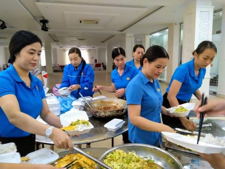 LĐLĐ Quảng Trị: Những suất cơm nghĩa tình gửi bà con vũng lũ LĐLĐ Quảng Trị: Những suất cơm nghĩa tình gửi bà con vũng lũ