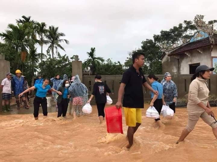 LĐLĐ Quảng Trị: Những suất cơm nghĩa tình gửi bà con vũng lũ LĐLĐ Quảng Trị: Những suất cơm nghĩa tình gửi bà con vũng lũ