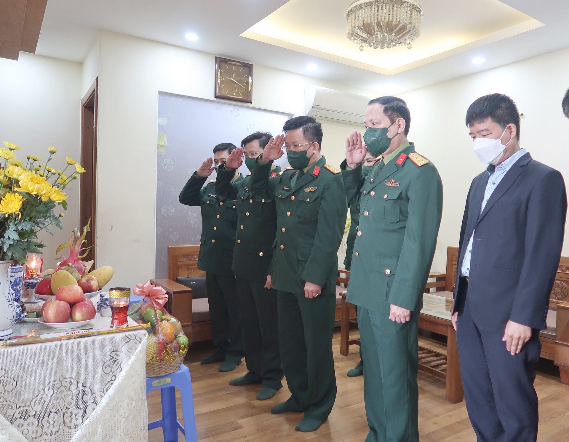 Công đoàn Quốc phòng thăm hỏi gia đình cán bộ gặp nạn tại Hội An
