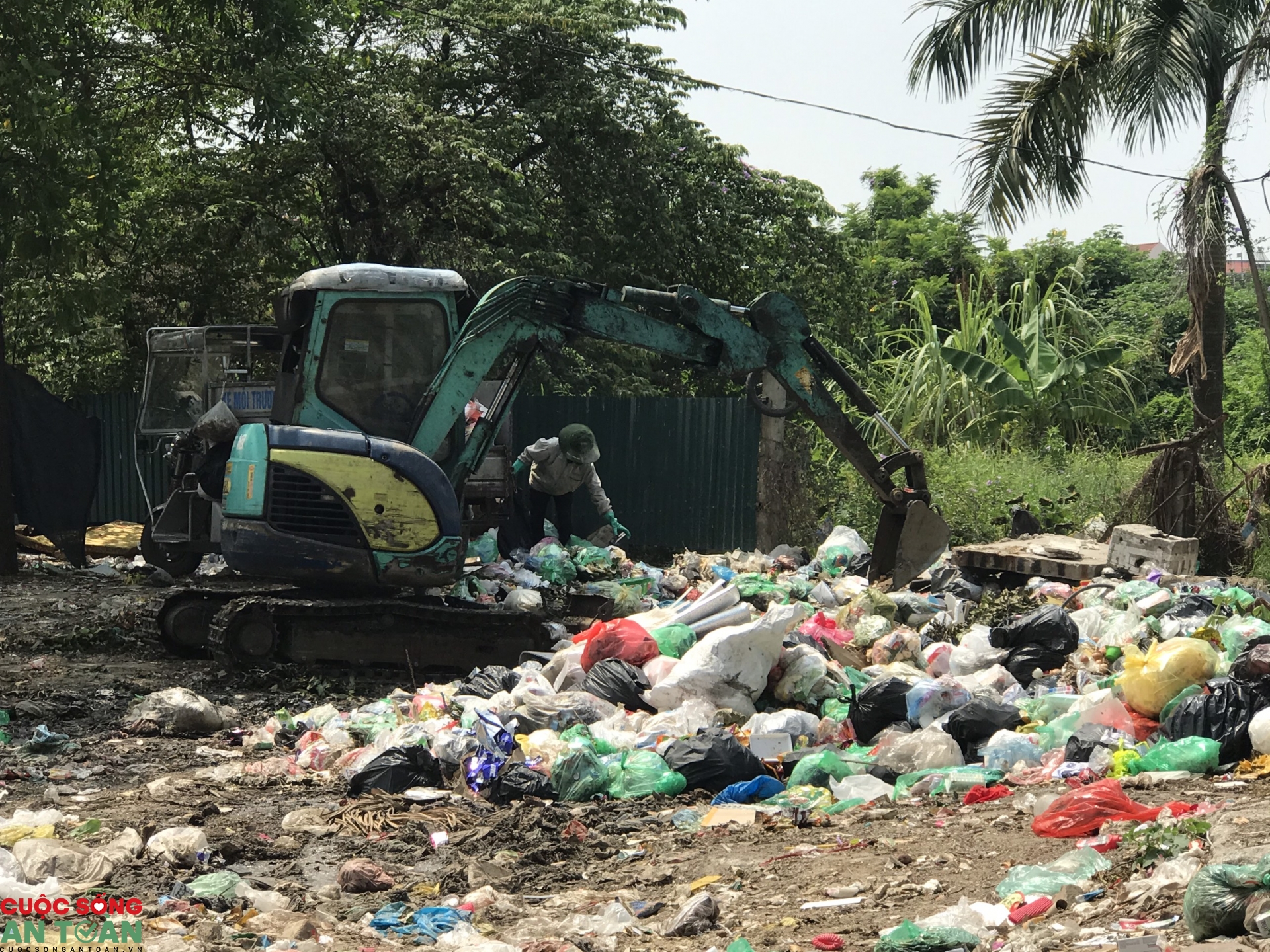 Rác thải "bủa vây" hành hạ công nhân KCN Bắc Thăng Long rac thai bua vay hanh ha cong nhan kcn bac thang long