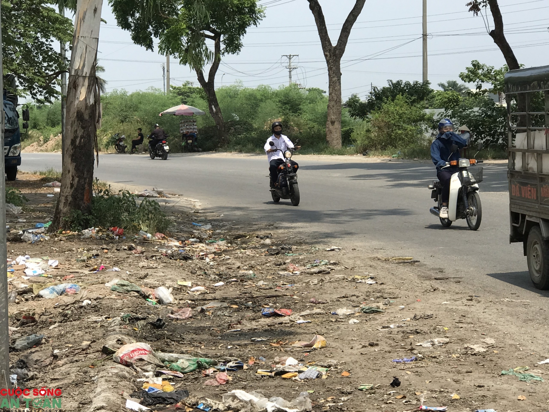 Rác thải "bủa vây" hành hạ công nhân KCN Bắc Thăng Long rac thai bua vay hanh ha cong nhan kcn bac thang long