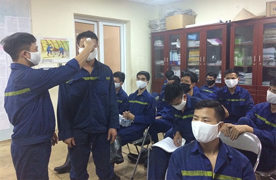 CĐ CP Than Núi Béo: Phát 15.000 chiếc khẩu trang và 130 chai nước sát khuẩn cho NLĐ cd cp than nui beo phat 15000 chiec khau trang va 130 chai nuoc sat khuan cho nld