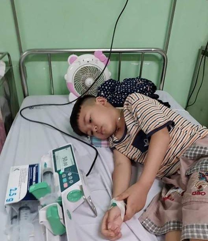 Nỗi buồn của hai người mẹ trẻ có con bạo bệnh noi buon cua hai nguoi me tre co con bao benh