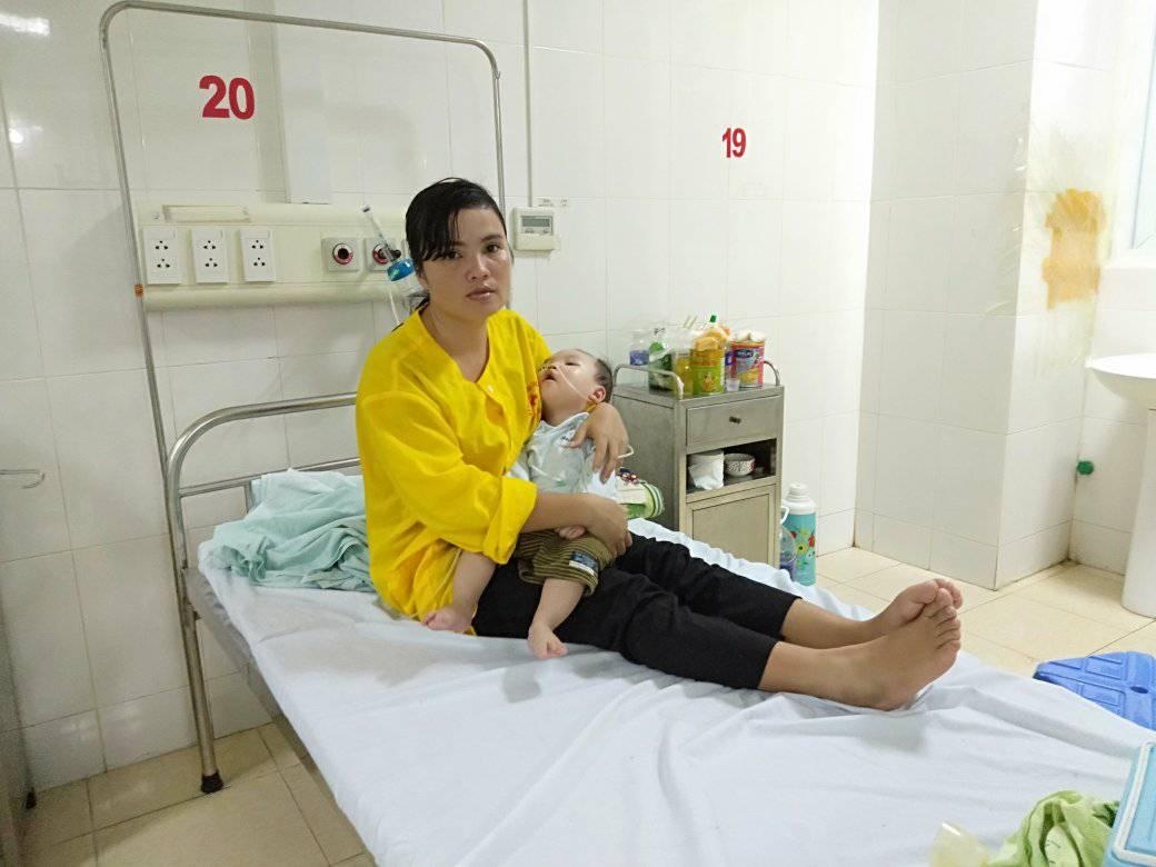 Nỗi buồn của hai người mẹ trẻ có con bạo bệnh noi buon cua hai nguoi me tre co con bao benh